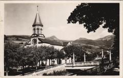 La Bourboule Quais de la Doordogne et l'Eglise à La Bourboule