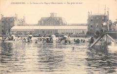 Cherbourg - Le Casino Et La Plage A Maree Haute - Vue Prise En Mer