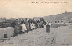 Le Treport - Sur La Jetee - En Attendant L'Arrivee Des Canots -
																					76470 Le Tréport
																			