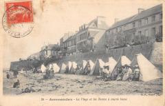 Arromanches - La Plage Et Les Tentes A Maree Basse