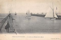 Trouville Sur Mer - Les Jetees Au Moment De La Maree à Trouville-sur-Mer