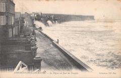 Arromanches Les Bains - La Digue Un Jour De Tempete à Arromanches-les-Bains