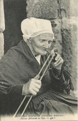 Femme allumant sa pipe -
													France
												