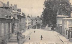 Mezieres - La Place D'Armes Et Hotel De Ville