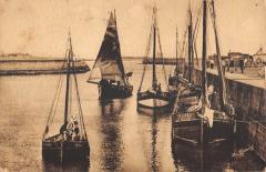 Saint Vaast La Hougue - Le Port Et Barques Rentrant De Peche -
																					50550 Saint-Vaast-la-Hougue
																			