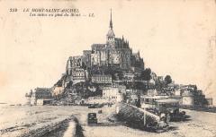 Le Mont Saint Michel - Les Autos Au Pied Du Mont au Mont-Saint-Michel