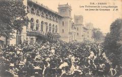 Carte postale ancienne Les Tribunes de Lonchamps un jour de Courses
                                                                     à Paris 16e
                                