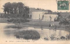 Carte postale ancienne Douai - Jardin et Tour des Dames - Garden and Dames Tower
                                                                     à Douai
                                