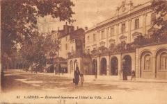Cahors - Boulevard Gambetta Et Hotel De Ville à Cahors
