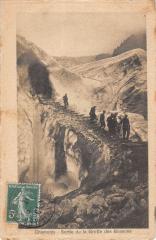 Chamonix  - Sortie De La Grotte Des Bossons