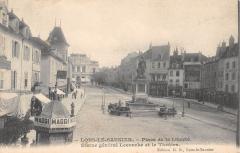 Lons Le Saunier - Place De Liberte - Statue General Lecourbe Et Le Theatr à Lons-le-Saunier