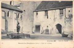Beaume Les Messieurs - Cour De L'Abbaye