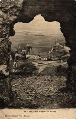 Mousson travers les ruines à Mousson