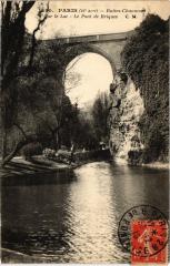 Buttes-Chaumont - Sur le Lac - le Pont de Briques à Paris 19e