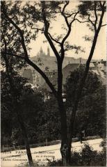 Buttes-Chaumont - Le Sacré-Coeur vu à travers les Arbres -
																					75019 Paris 19e
																			