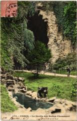 La Grotte des Buttes-Chaumont à Paris 19e
