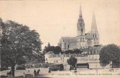 Chartres - La Place Du Chatelet Et Cathedrale à Chartres