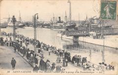 Saint Nazaire - Le Pont Roulant S'Ouvrant Pour Le Passage D'Un Transatlan à Saint-Nazaire