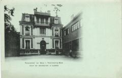 Pensionnat du Bois-Cour de récréation& classes