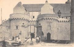 Nantes - L'Entree Du Chateau Et Son Antique Pont Levis -
																					44200 Nantes
																			