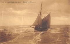 Trouville Sur Mer - Bateau Par Tempete à Trouville-sur-Mer
