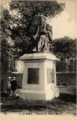 Le Mans Statue de Pierre Belon au Mans