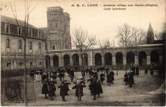 Caen - Ancienne Abbaye aux Dames - Cour Intérieure à Caen