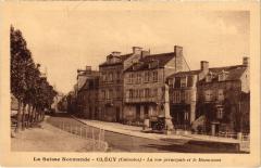 Clecy - La rue principale et le Monument à Clécy