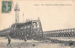 Trouville Sur Mer - Les Jetees Et Le Phare à Trouville-sur-Mer