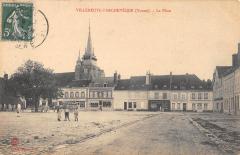 Villeneuve L'Archeveque - La Place à Villeneuve-l'Archevêque