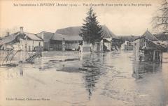 Inondations De Juvigny - Vue D'Ensemble D'Une Partie De La Rue Principale à Juvigny