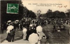 Carte postale ancienne L'Avenue du Bois de Boulogne et la Porte Dauphine
                                                                     à Paris 16e
                                
