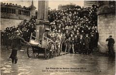 Carte postale ancienne La Crue de la Seine -  Quai de Passy - On transborde le Monde sur des Charettes
                                                                     à Paris 16e
                                