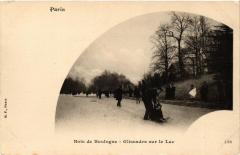 Carte postale ancienne Bois de Boulogne - Glissades sur le lac
                                                                     à Paris 16e
                                