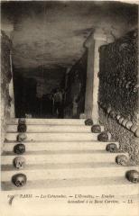 Carte postale ancienne Les Catacombes - L'Ossuaire - Escalier descendant à la Basse Carrière
                                                                     à Paris 14e
                                