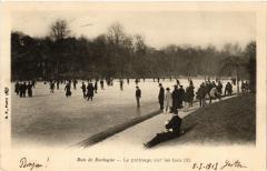 Carte postale ancienne Bois de Boulogne - Le patinage sur les lacs
                                                                     à Paris 16e
                                