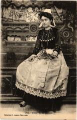 Jeune Fille du Quimper à Quimper