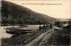 Le flottage sur l'Yonne Barrage arretant le flot