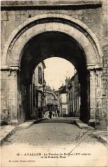 Avallon Porche du Beffroi et Grande Rue à Avallon