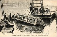 Paris 5e Accident pont de l'Archeveché autobus dans la seine à Paris 5e