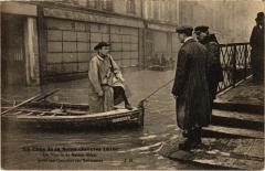 Maison-Alfort Crue de la Seine 1910 Un Vicaire