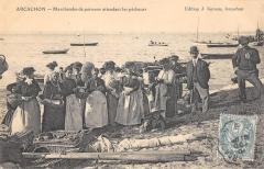 Arcachon - Marchandes De Poissons Attendant Les Pecheurs - cpa rare à Arcachon