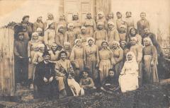 Carte Photo - Les Martres De Veyre - Sutuee Au Verso aux Martres-de-Veyre