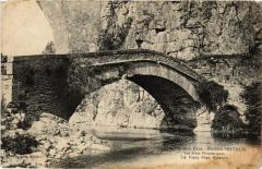 Pierre-Perthuis Le Vieux Pont Romain France à Pierre-Perthuis
