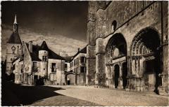Avallon Portail de l'Eglise Saint-Lazare France à Avallon