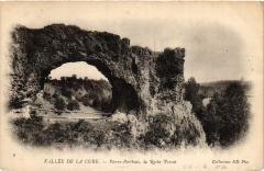 Pierre -Perthuis La Roche Percee France à Pierre-Perthuis