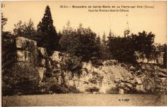 La Pierre Qui Vire Sous les Rochers dans la Cloture France