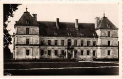 Ancy-le-Franc Le Chateau des Ducs de Clermont-Tonnerre France à Ancy-le-Franc