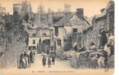 Vitre - Rue Balaze Et Le Chateau à Vitré