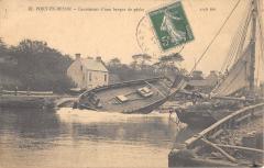 Port En Bessin - Lancement D'Une Barque De Peche
